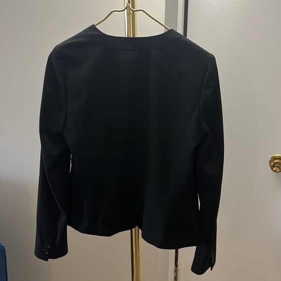 NWT Ann Taylor Black collarless suit jacket with two button closure - Picture 4 of 8